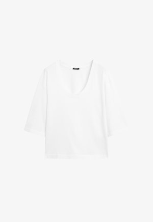 Witte cropped shirt met losse pasvorm, ellebooglange mouwen en een ronde scoop halslijn, getoond op een effen achtergrond.