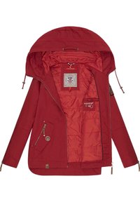 Chaqueta roja con una capa exterior texturizada, bolsillos con cremallera, capucha ajustable y forro acolchado. Presenta acentos decorativos y marcas.