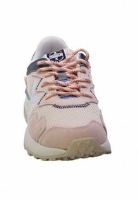 Scarpa sportiva leggera con tomaia in mesh nei toni del beige e del rosa, con accenti in contrasto di blu navy e lacci pesca. Suola testurizzata.