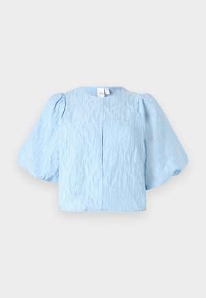 Blusa corta azul claro con mangas abullonadas, tejido texturizado, escote redondo y cierre con un único botón en la parte posterior.