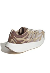 Adidas adizero trkaće tenisice u bež i smešnoj boji s belim pertlama i debelim belim đonom, prikazane iz zadnjeg bočnog ugla na beloj pozadini.