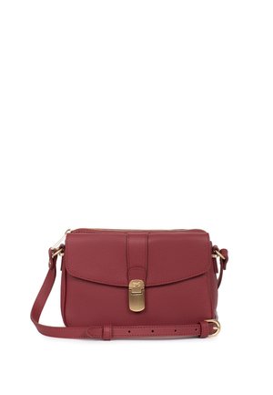 Petit sac bandoulière grenat texturé avec rabat avant, fermoir doré et bandoulière ajustable sur fond blanc.