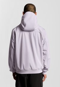 Lyslilla pullover-hoodie med høj krave og hætte. Har solidt stof, elastiske manchetter og en afslappet pasform med synlige sømme.