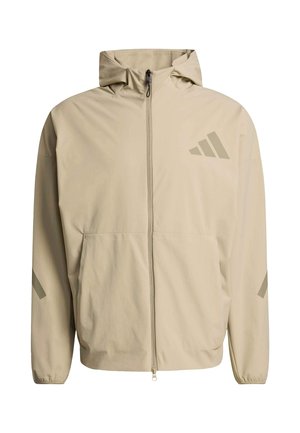 Veste à capuche beige avec une fermeture éclair frontale, deux grandes poches et trois bandes diagonales d'une teinte légèrement plus foncée sur la poitrine et les manches.