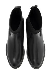 Czarne skórzane botki sięgające kostki o gładkiej powierzchni, z elastycznymi bokami i zaokrąglonym noskiem. Ciekawe, żebrowane akcenty tekstylne przy kostce.