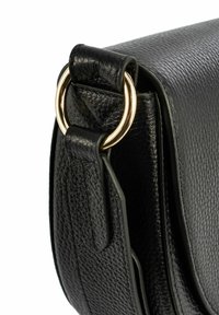 Czarna skórzana torebka z teksturowanym wykończeniem, złotymi elementami metalowymi w kształcie pierścienia oraz usztywnioną konstrukcją z klapką.