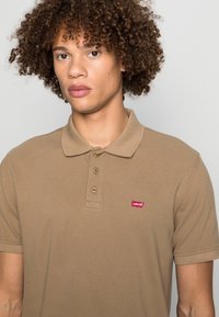Levi's® Polo - petrified oak