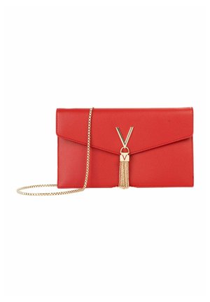 Pochette rectangulaire en cuir rouge avec fermeture en forme de V doré et pampille, dotée d'une bandoulière chaîne assortie en or.