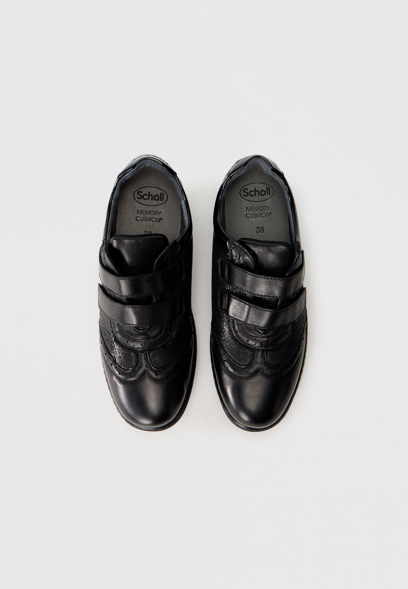 Scarpe nere con tomaia in pelle liscia, dotate di dettagli brogue decorativi e due cinturini in velcro. Soletta in memory foam per il massimo comfort.