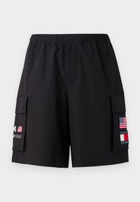 Shorts negri din bumbac, cu talie elastică, nasture tip capsă, buzunare frontale și buzunare laterale, decorate cu steagul SUA și cu siglele Tommy Hilfiger.