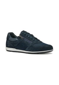 Sneaker in suede e tessuto blu navy con design in pizzo, accentuato da una cerniera laterale e suola in gomma bianca. Texture liscia in tutto il modello.