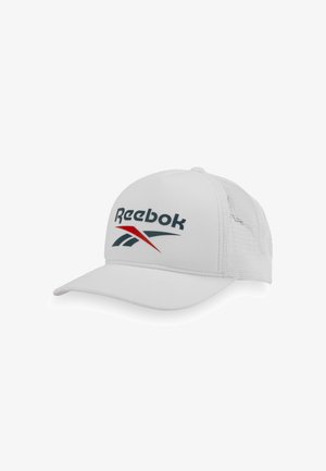 Casquette de baseball Reebok blanche avec logo rouge et noir, panneau avant uni et panneaux arrière en mesh blanc.