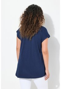 Marinblå t-shirt med kort ärm har en avslappnad passform, rund halsringning och mjuk textur, samt en längre bakdel för extra täckning.