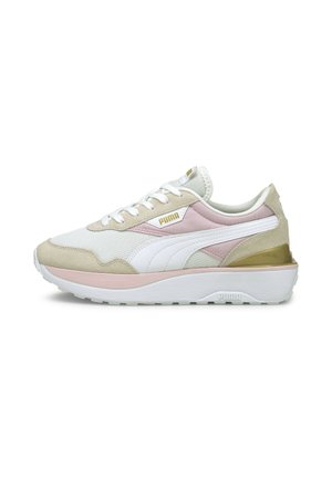 Hvid, beige og pink Puma sneaker med mesh og ruskindsoverdel, hvide snørebånd, guldlogo og tyk hvid sål med pink og guld accenter.