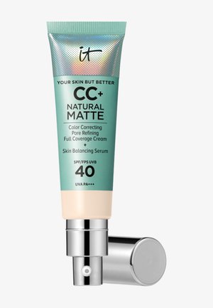 Crème corrective teintée naturelle CC+ effet mat, couvrance totale, avec SPF 40 et sérum équilibrant pour la peau, présentée dans un flacon-pompe avec un bouchon métallique.