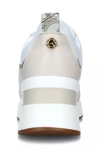 Sneaker bianco e beige con un tallone testurizzato, accenti dorati e un pull tab a motivo. Materiale liscio con un design elegante e moderno.