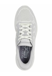 Scarpa atletica bianca in rete con superficie texturizzata, design con lacci e soletta grigia etichettata "SKECHERS AIR-COOLED GOGO."