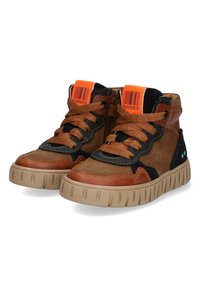 Zapatillas altas en marrón y negro con cuero texturizado, etiquetas naranjas, cordones marrones y una suela beige gruesa con relieves.