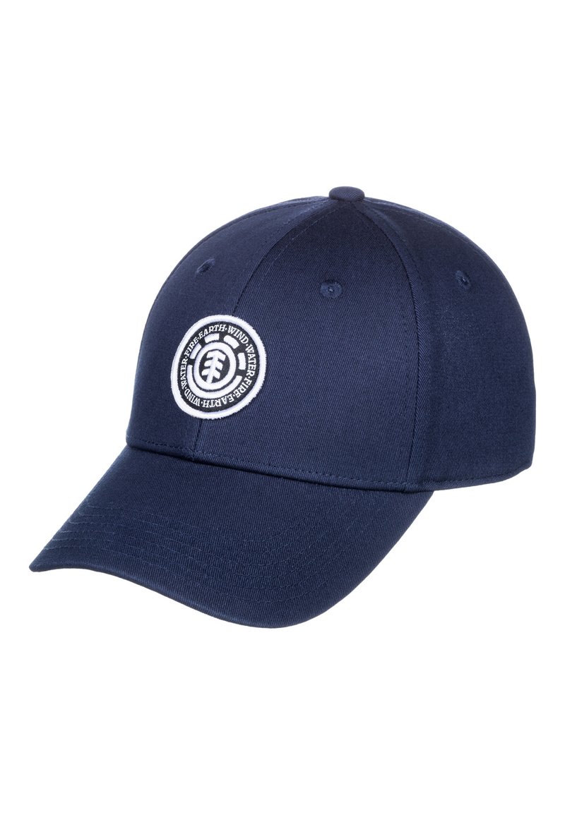 Cappellino da baseball blu navy con un patch circolare bianco e nero sulla parte anteriore che mostra un'icona di albero e il testo intorno ad essa.
