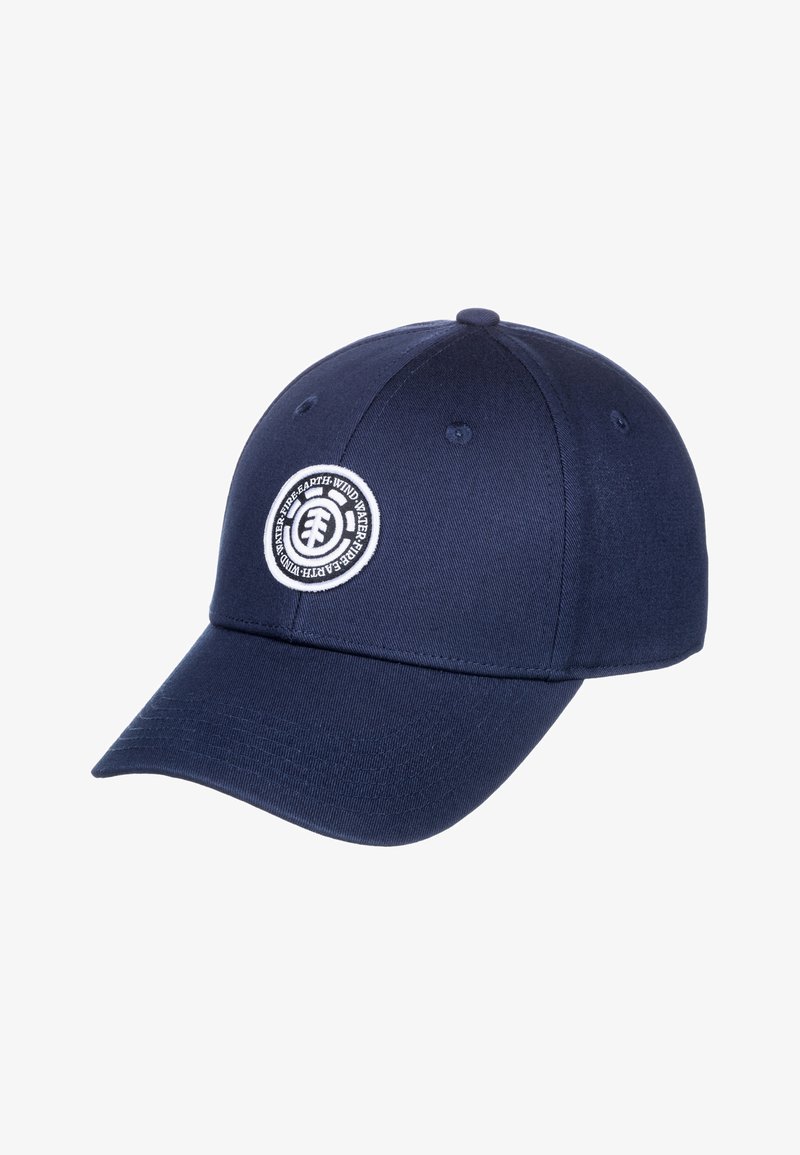 Cappellino da baseball blu navy con un patch circolare bianco e nero sulla parte anteriore che mostra un'icona di albero e il testo intorno ad essa.