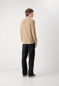 Calvin Klein Jeans BADGE EASY SWEATER - Trui - travertine