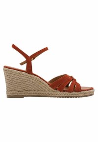 Sandales compensées en daim rouge avec talon en corde tressée, dotées de brides croisées et d'une bride à la cheville pour un maintien sûr. Semelle plate pour plus de confort.