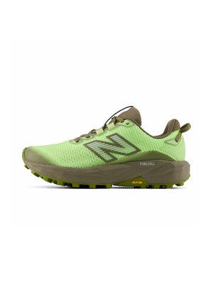 Lysegrøn og brun trail løbesko med tekstureret sål, polstret krave, trækflig og "N" logo på siden med FuelCell og Vibram branding.
