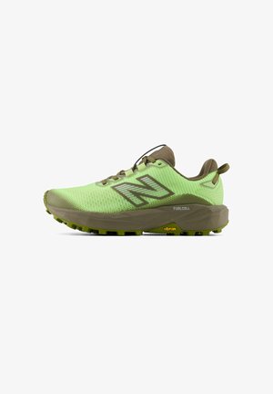 Hellgrüner und brauner Trailrunning-Schuh mit texturierter Sohle, gepolstertem Schaft, Zuglasche und "N"-Logo an der Seite mit FuelCell- und Vibram-Branding.