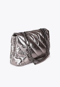 Prošívaná metalická stříbrná kabelka s řetízkovými popruhy, která se vyznačuje lesklou texturou a obdélníkovým tvarem, zdobená diagonálním prošíváním.