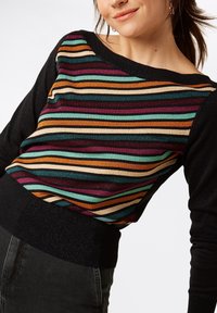 Mehrfarbiger gestreifter Pullover mit schwarzen Ärmeln; verfügt über horizontale Streifen in Orange, Türkis, Burgunder und Creme; strukturierter und figurbetonter Schnitt.