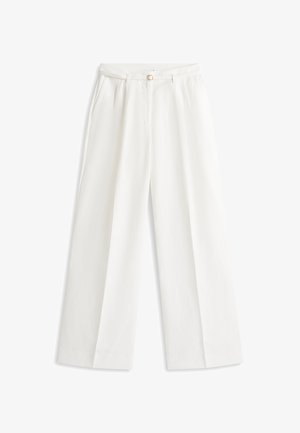 Pantalones blancos de pierna ancha con pliegues delanteros, bolsillos laterales, trabillas para cinturón y un cinturón blanco a juego con una hebilla dorada.