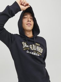 Felpa blu navy in tessuto morbido, con un grande logo frontale in bianco e oro, dotata di cappuccio con coulisse e polsini a costine.