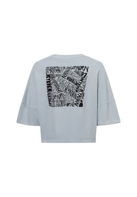 Lichtblauwe cropped t-shirt met ruime mouwen. Zwarte tekstprint op de achterkant met verschillende stijlen en oriëntaties van het woord "DRYKORN."