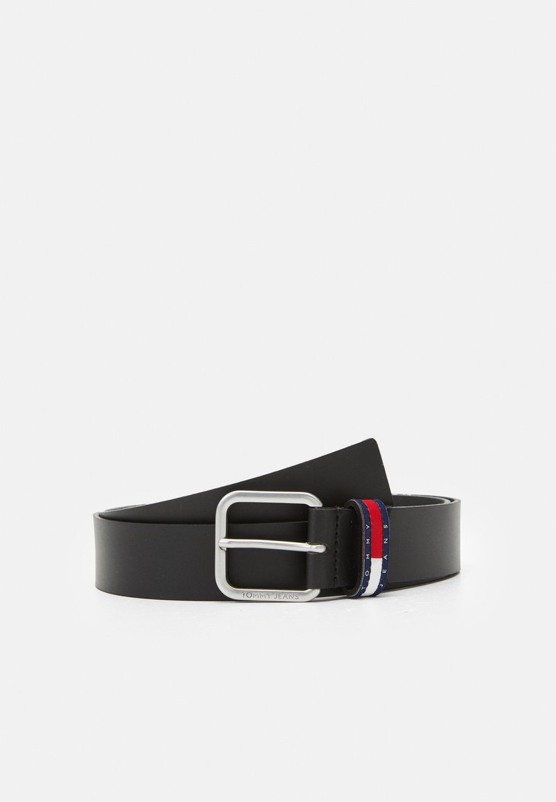 Cinturón de cuero negro con una hebilla rectangular plateada brillante. Presenta un acento decorativo de rayas rojas, blancas y azules cerca de la hebilla.