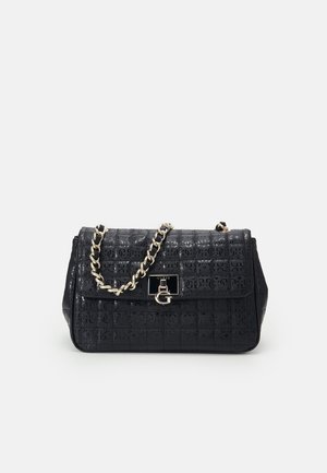 Sac à main matelassé noir avec motif logo embossé, bandoulière chaîne dorée et fermoir doré avec "GUESS" et un charm "G".