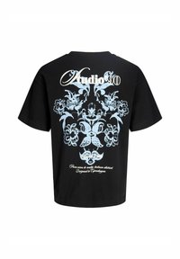 Czarna koszulka z niebieskim graficznym motywem kwiatów i motyla na plecach, białym napisem "Studio 90" oraz małym tekstem pisanym kursywą na dole.