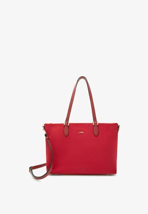 Rote Leder-Tote-Tasche mit doppelten Obergriffen und abnehmbarem Schulterriemen. Goldfarbene Beschläge und Reißverschlussverschluss. Glatte Textur.