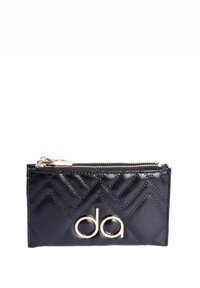 Cartera de cuero acolchado negro con un patrón diagonal, accesorios en dorado y un prominente logo 'da' en la parte frontal. Cierre con cremallera en la parte superior.