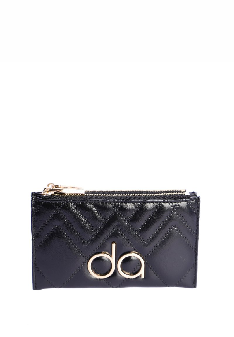 Cartera de cuero acolchado negro con un patrón diagonal, accesorios en dorado y un prominente logo 'da' en la parte frontal. Cierre con cremallera en la parte superior.