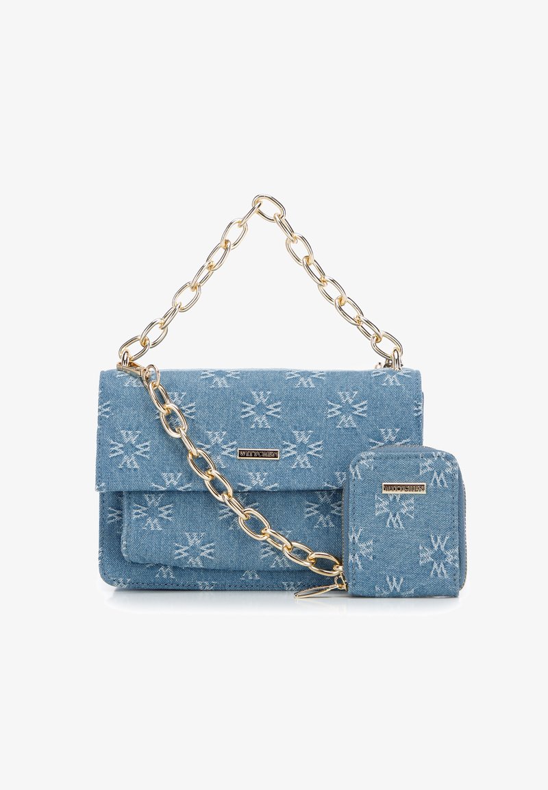 Borsa in denim, azzurro chiaro con motivi bianchi, tracolla in catena dorata, chiusura a patta, include un piccolo portafoglio abbinato. Tessuto strutturato.