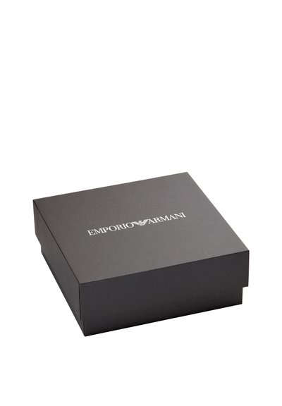 Boîte en carton noir à texture lisse, avec un logo argenté « EMPORIO ARMANI » sur le dessus. Design rectangulaire avec un couvercle plat.