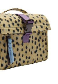 Torebka w panterkę z miękkiego materiału, z klapką zamykaną na fioletowy pasek, zamkiem błyskawicznym z jasnoniebieską zawieszką i mocnym uchwytem.
