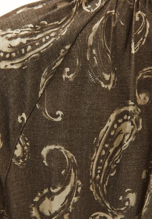 Tissu brun à motifs avec un design paisley dans une teinte plus claire. La texture semble lisse avec un léger éclat, ce qui le rend adapté aux vêtements.