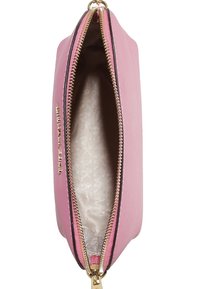 Pochette rosa con cerniera dorata e rivestimento interno beige a motivo, vista dall'alto con la cerniera parzialmente aperta.