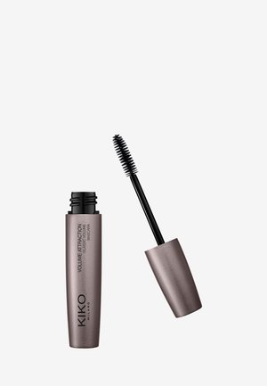 Mascara-tube met het label "KIKO Milano Volume Attraction Classic Volume", met het borsteltje verwijderd en de haartjes zichtbaar tegen een effen achtergrond.