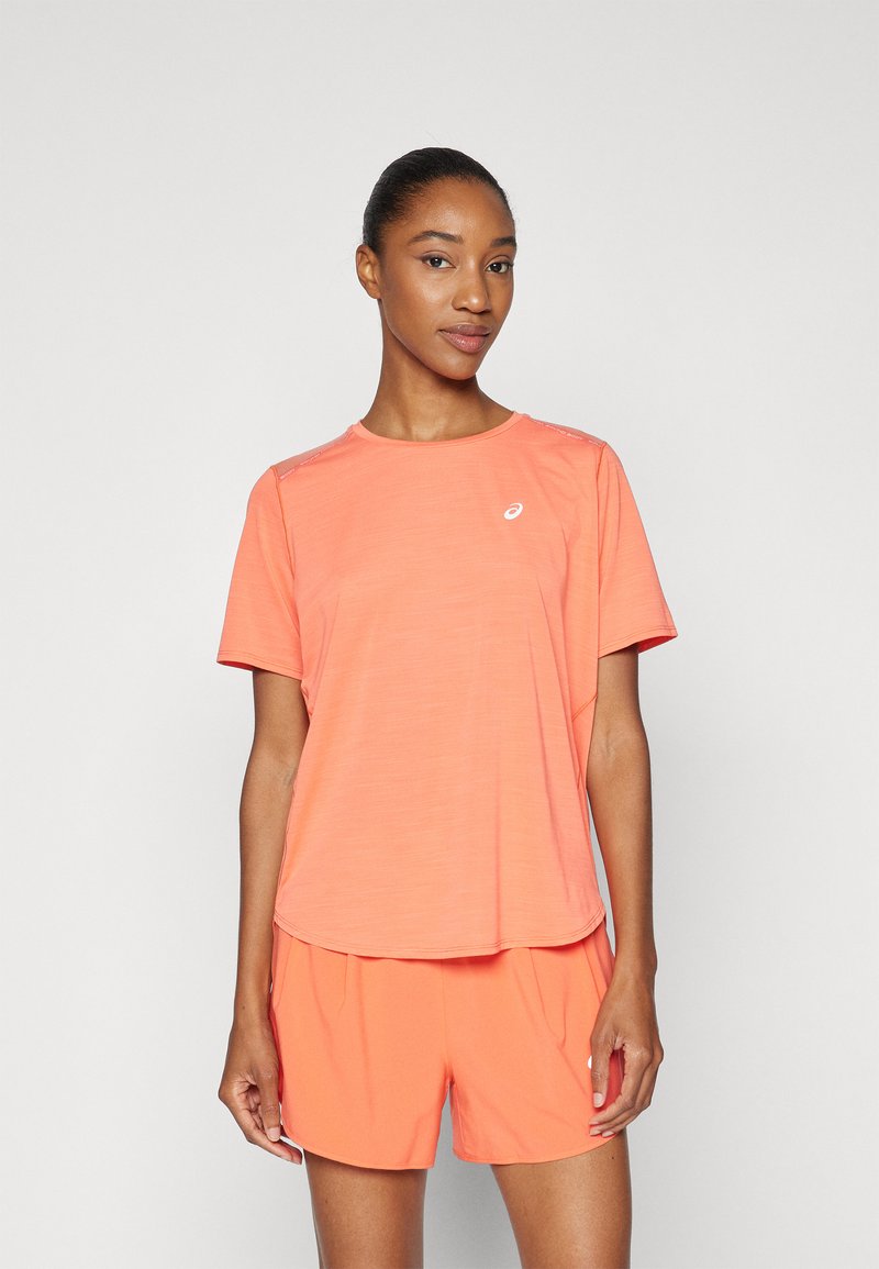 Camiseta de manga corta y pantalones cortos deportivos en un vibrante color coral, hechos de una tela ligera con una textura suave, con logo en el pecho.