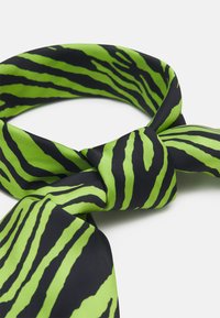 Cachecol de seda verde e preto com padrão de riscas de tigre, apresentando uma textura suave e um design com nó.