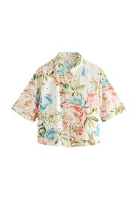 Blommig kortärmad blus med vit bakgrund, pastellrosa och blå blommor, samt ett strukturerat tyg med små perforeringar.