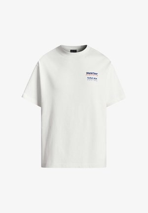 Hvid T-shirt med rund hals, korte ærmer og lille "World Tour Red Bull Racing" logo på øverste venstre bryst.