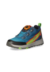 Scarpa sportiva blu con tomaia zuccherata, punta nera, dettagli verdi e arancioni e sistema di allacciatura BOA. Suola robusta per una buona aderenza.